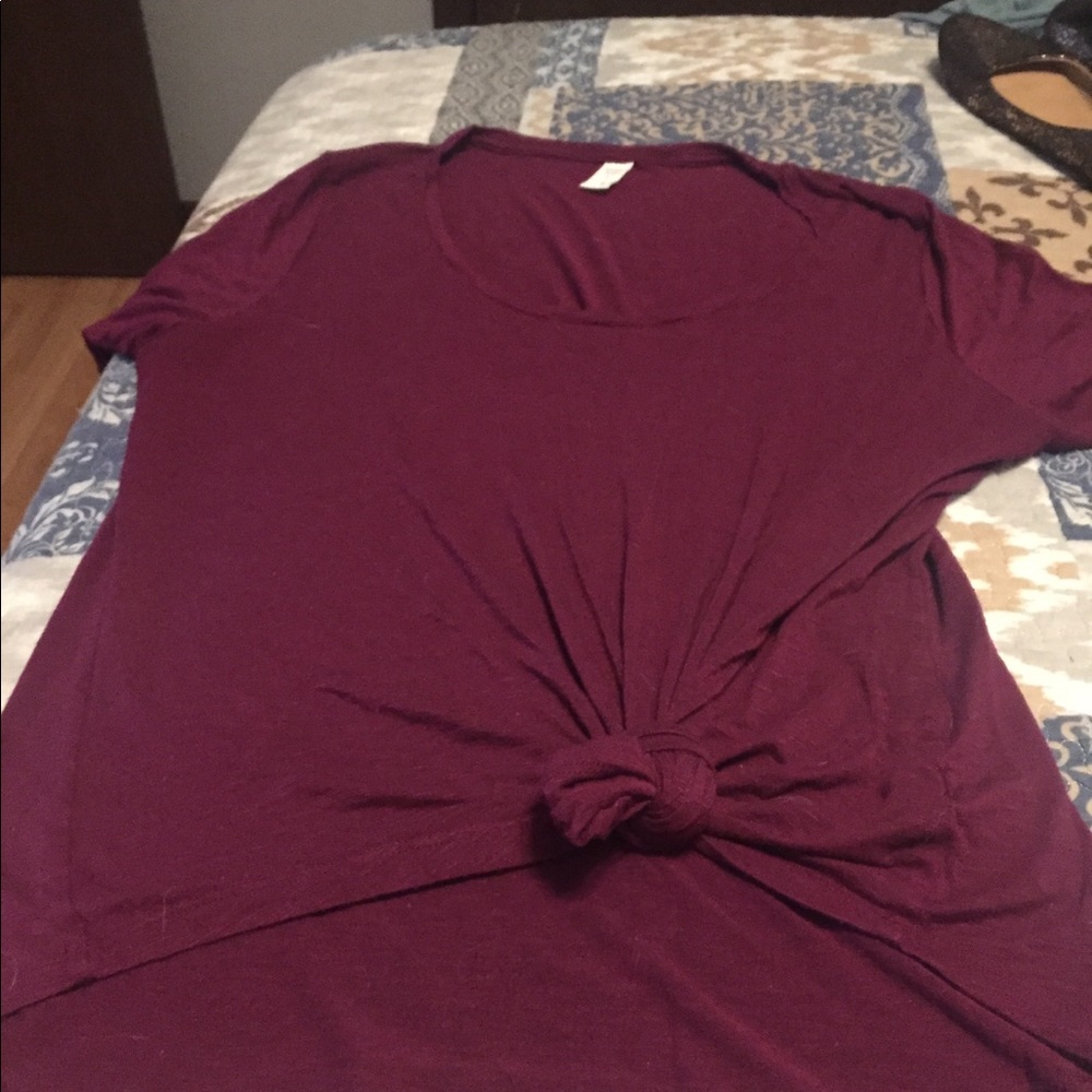 Maroon Old Navy tee, size L